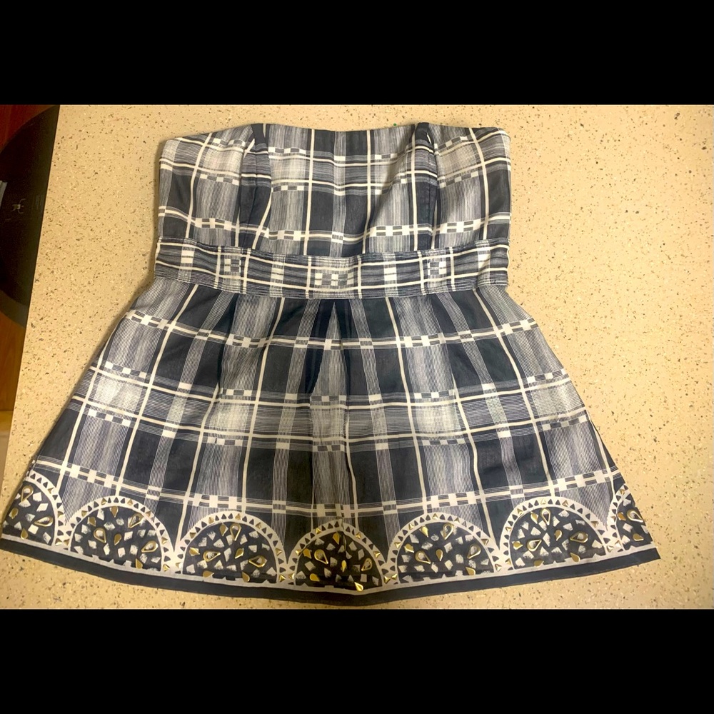 Gorgeous Strapless White House Black Market Top. Size 6